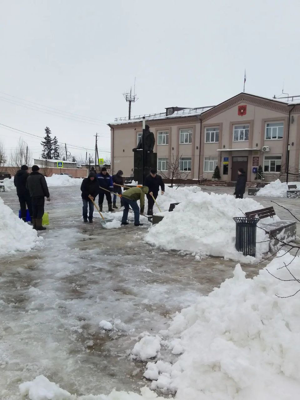 Сергей Цуканов: Сегодня сотрудники администрации Фатежского района и подведомственных учреждений вышли на субботник Сергей Цуканов: Сегодня сотрудники администрации Фатежского района и подведомственных учреждений вышли на субботник