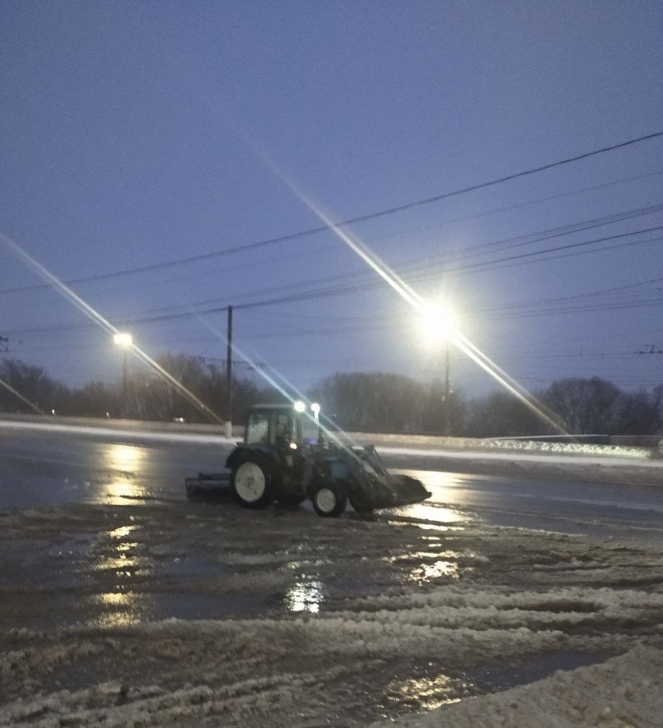 В Курске на протяжении дня проходила масштабная уборка снега, сообщили в комитете ЖКХ