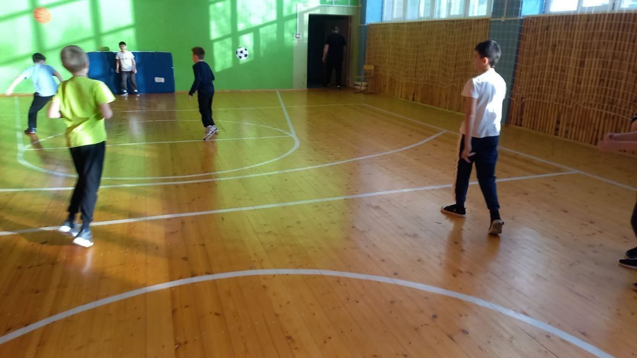 В дни зимних каникул, в спортивном зале школы №2 г.Дмитриева прошла товарищеская встреча по футболу среди обучающихся детского объединения «Футбол» В дни зимних каникул, в спортивном зале школы №2 г.Дмитриева прошла товарищеская встреча по футболу среди обучающихся детского объединения «Футбол»