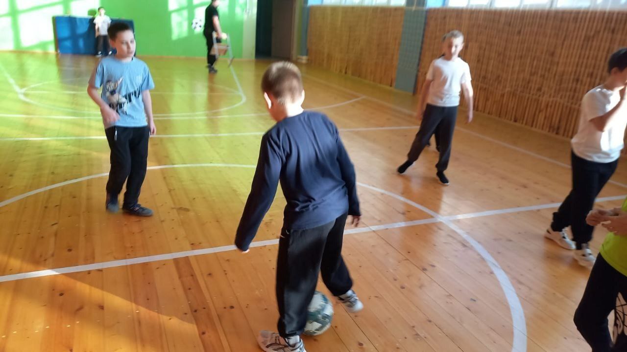 В дни зимних каникул, в спортивном зале школы №2 г.Дмитриева прошла товарищеская встреча по футболу среди обучающихся детского объединения «Футбол»