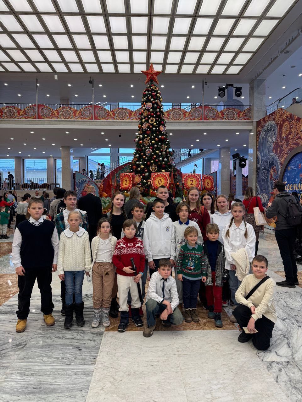 Анна Кузнецова: Как и обещали ребятам из из Курска, помогли организовать поездку на новогоднее представление в самый центр столицы – Кремлёвскую ёлку!