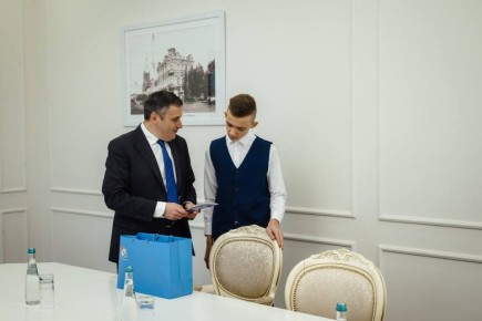 Александр Хинштейн: Встретился с Максимом Яковлевым — победителем конкурса авторских новогодних открыток