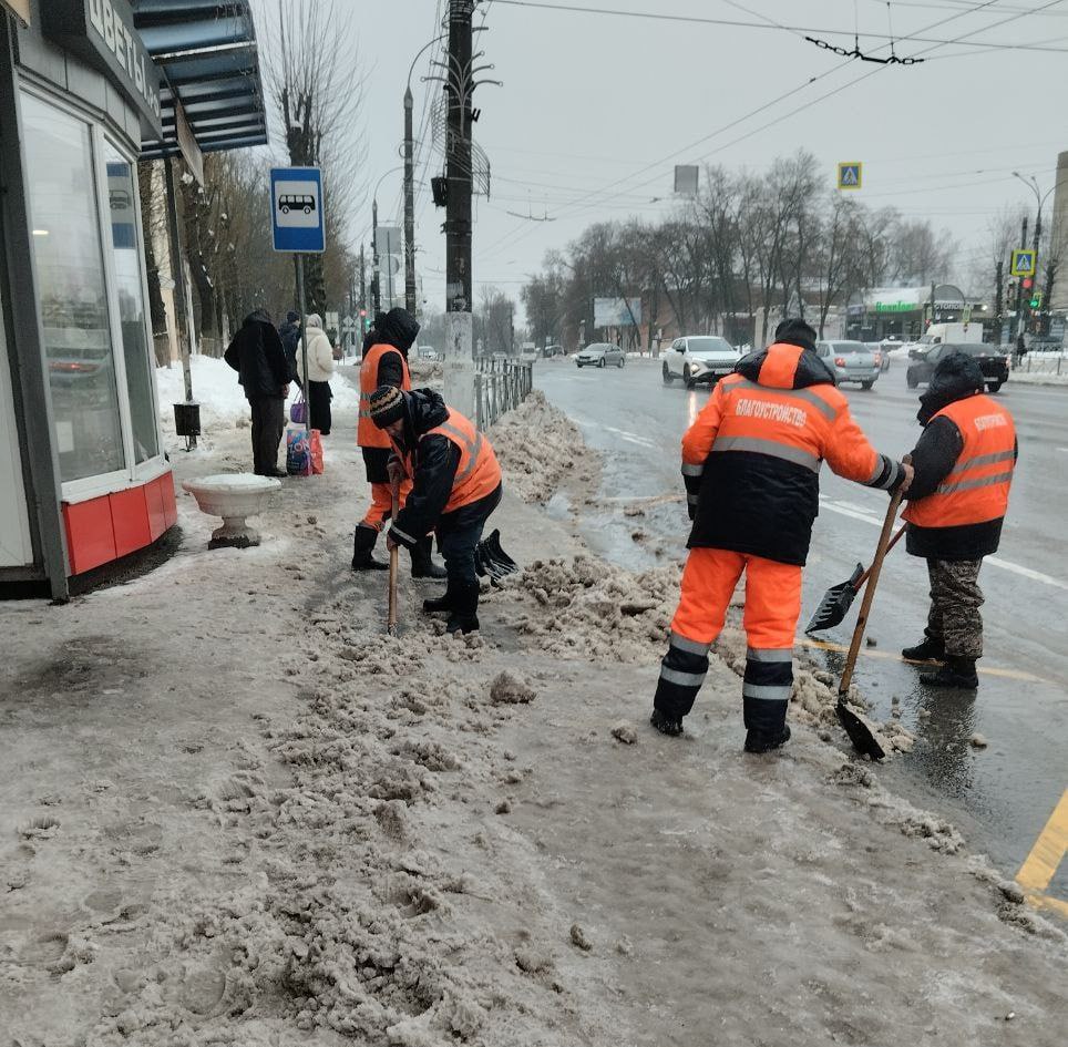 В Курске на протяжении дня проходила масштабная уборка снега, сообщили в комитете ЖКХ В Курске на протяжении дня проходила масштабная уборка снега, сообщили в комитете ЖКХ