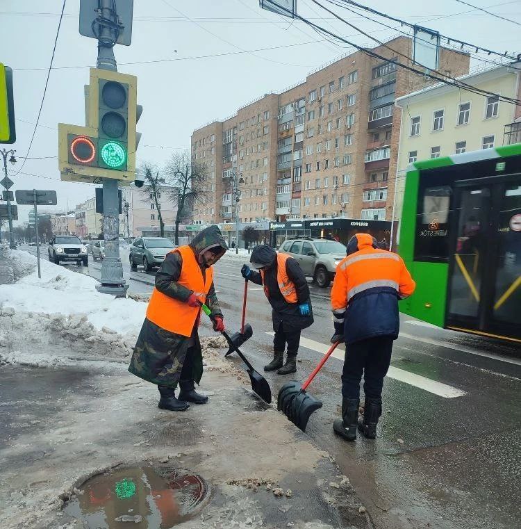 В Курске на протяжении дня проходила масштабная уборка снега, сообщили в комитете ЖКХ В Курске на протяжении дня проходила масштабная уборка снега, сообщили в комитете ЖКХ