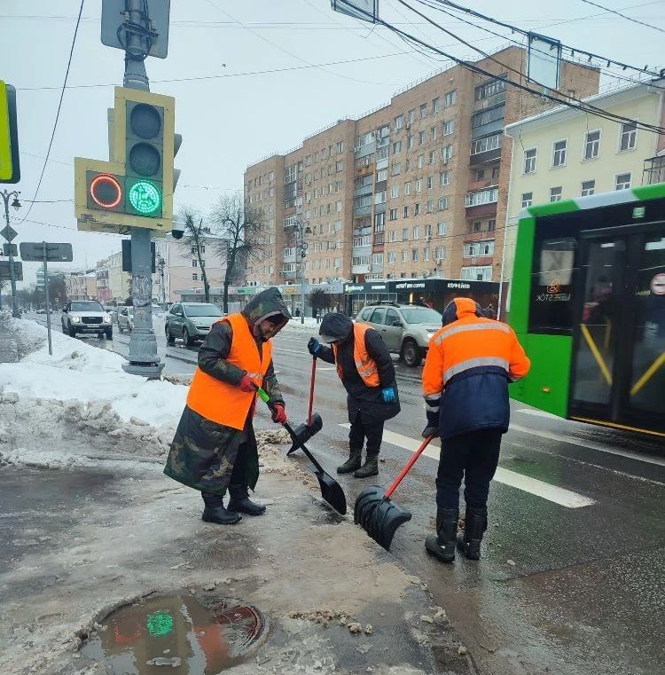 7 января в Курске снег чистили 73 единицы техники 7 января в Курске снег чистили 73 единицы техники