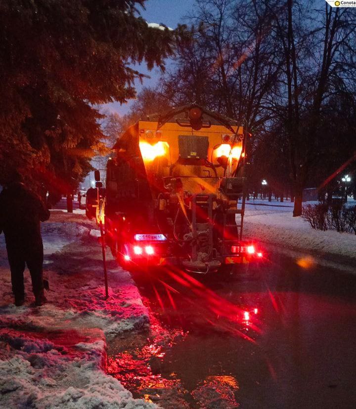 В Курске на протяжении дня проходила масштабная уборка снега, сообщили в комитете ЖКХ В Курске на протяжении дня проходила масштабная уборка снега, сообщили в комитете ЖКХ