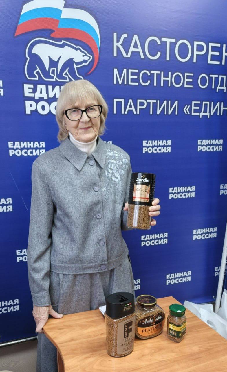 Тепло для героя: единороссы передали бойцам РФ домашнюю выпечку и теплые вещи