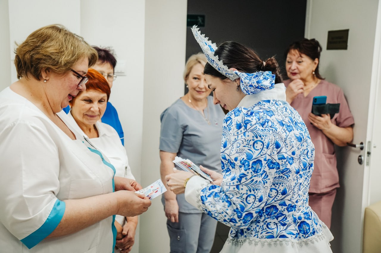 В рамках акции «Российский детский Дед Мороз» активисты регионального и местных отделений «Движения первых» в Курской области поздравляют с праздником тех, кто работал в новогоднюю ночь и продолжает трудиться на благо... В рамках акции «Российский детский Дед Мороз» активисты регионального и местных отделений «Движения первых» в Курской области поздравляют с праздником тех, кто работал в новогоднюю ночь и продолжает трудиться на благо...