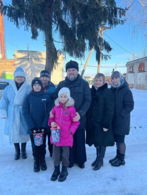 В светлый праздник Рождества Христова специалисты Льговского центра соцпомощи «Доверие» совместно с настоятелем храма Нерукотворного Образа поселка Прямицыно Октябрьского района иереем Евгением Карачевцевым организовали...