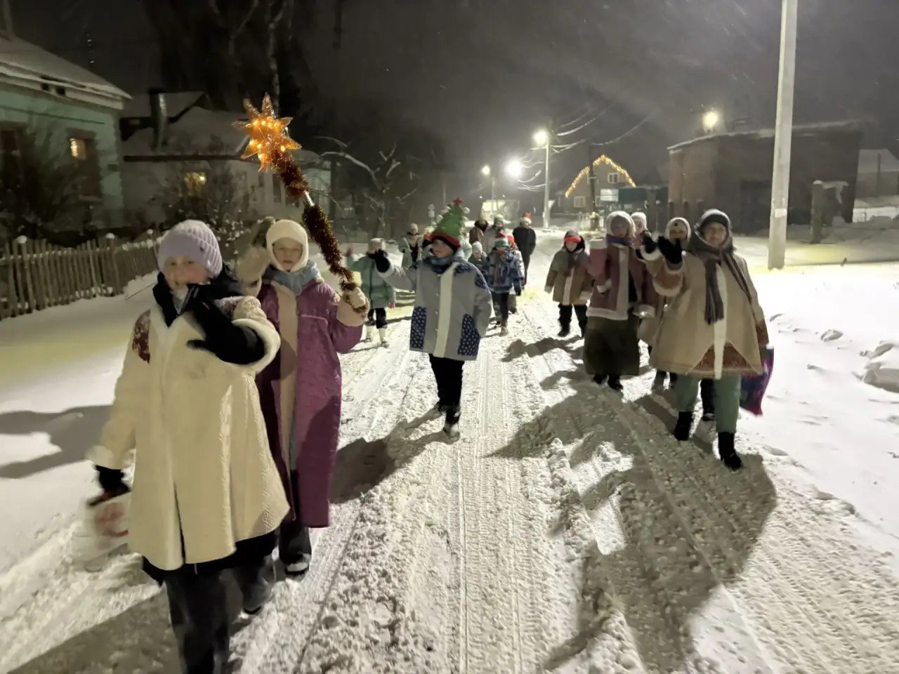 В светлый Рождественский сочельник, соблюдая многолетние традиции , ребята из театральных коллективов Фатежского РДНТ весело и дружно прошли по улицам города с колядками, песнями и танцами В светлый Рождественский сочельник, соблюдая многолетние традиции , ребята из театральных коллективов Фатежского РДНТ весело и дружно прошли по улицам города с колядками, песнями и танцами