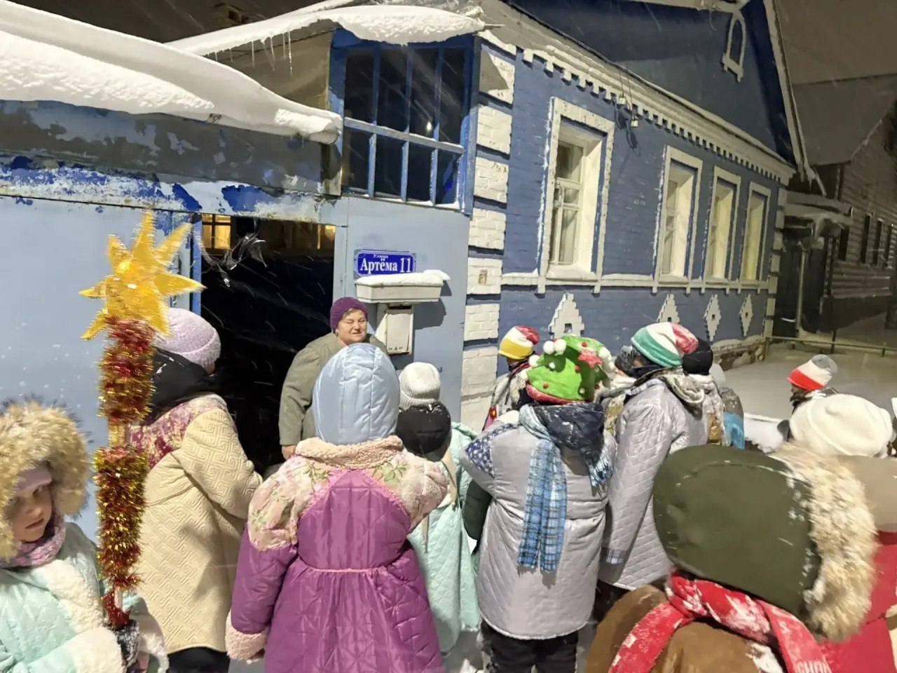 В светлый Рождественский сочельник, соблюдая многолетние традиции , ребята из театральных коллективов Фатежского РДНТ весело и дружно прошли по улицам города с колядками, песнями и танцами В светлый Рождественский сочельник, соблюдая многолетние традиции , ребята из театральных коллективов Фатежского РДНТ весело и дружно прошли по улицам города с колядками, песнями и танцами