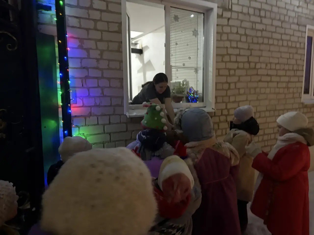 В светлый Рождественский сочельник, соблюдая многолетние традиции , ребята из театральных коллективов Фатежского РДНТ весело и дружно прошли по улицам города с колядками, песнями и танцами В светлый Рождественский сочельник, соблюдая многолетние традиции , ребята из театральных коллективов Фатежского РДНТ весело и дружно прошли по улицам города с колядками, песнями и танцами