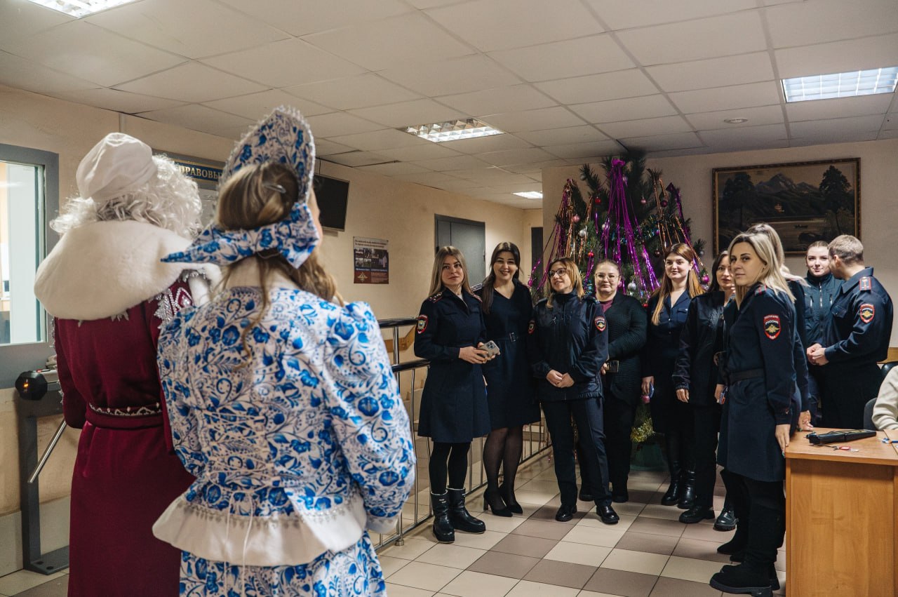 В рамках акции «Российский детский Дед Мороз» активисты регионального и местных отделений «Движения первых» в Курской области поздравляют с праздником тех, кто работал в новогоднюю ночь и продолжает трудиться на благо... В рамках акции «Российский детский Дед Мороз» активисты регионального и местных отделений «Движения первых» в Курской области поздравляют с праздником тех, кто работал в новогоднюю ночь и продолжает трудиться на благо...