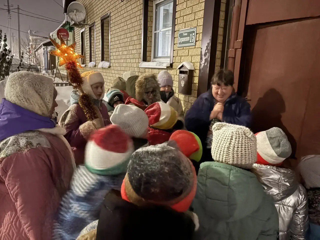 В светлый Рождественский сочельник, соблюдая многолетние традиции , ребята из театральных коллективов Фатежского РДНТ весело и дружно прошли по улицам города с колядками, песнями и танцами В светлый Рождественский сочельник, соблюдая многолетние традиции , ребята из театральных коллективов Фатежского РДНТ весело и дружно прошли по улицам города с колядками, песнями и танцами