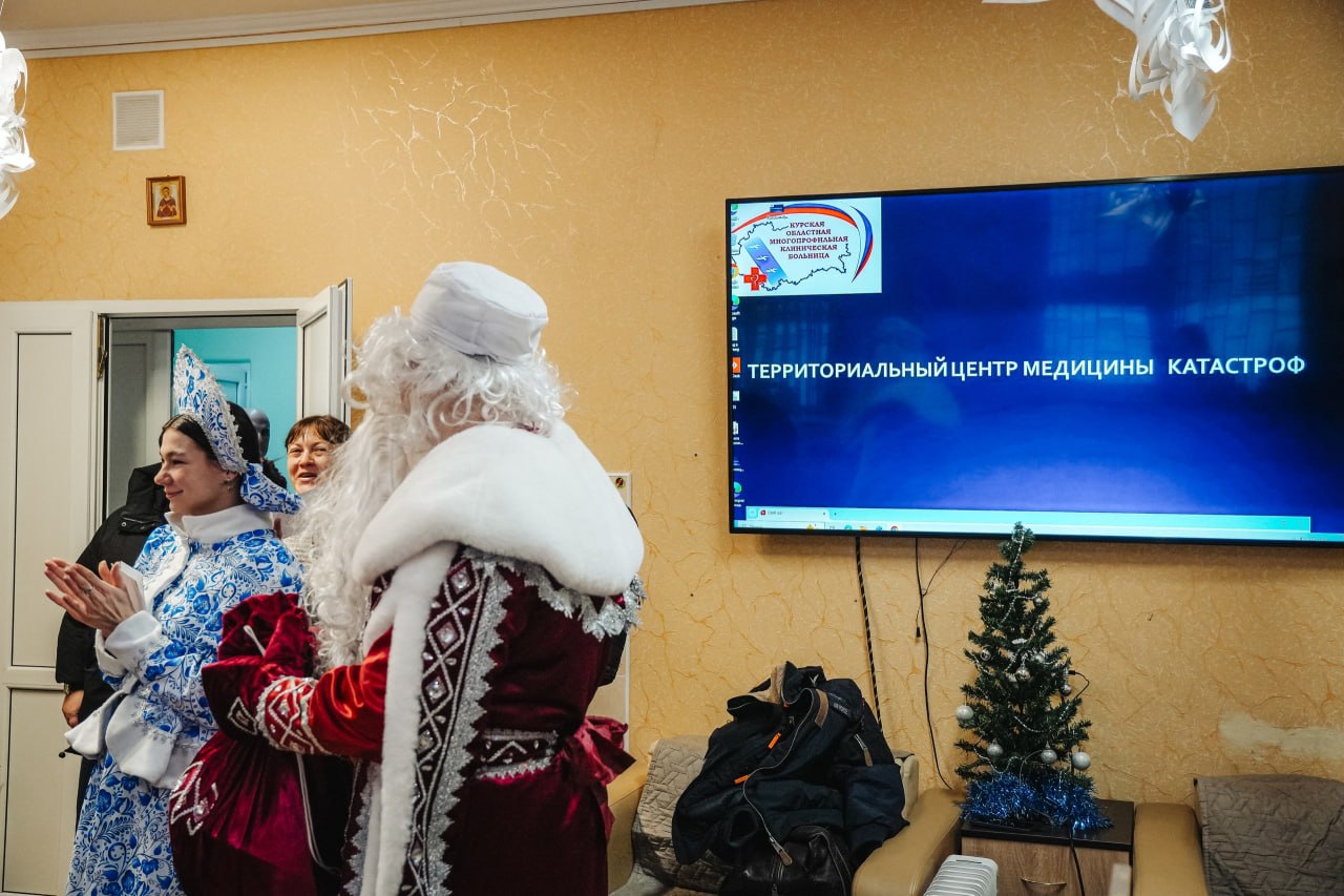 В рамках акции «Российский детский Дед Мороз» активисты регионального и местных отделений «Движения первых» в Курской области поздравляют с праздником тех, кто работал в новогоднюю ночь и продолжает трудиться на благо... В рамках акции «Российский детский Дед Мороз» активисты регионального и местных отделений «Движения первых» в Курской области поздравляют с праздником тех, кто работал в новогоднюю ночь и продолжает трудиться на благо...