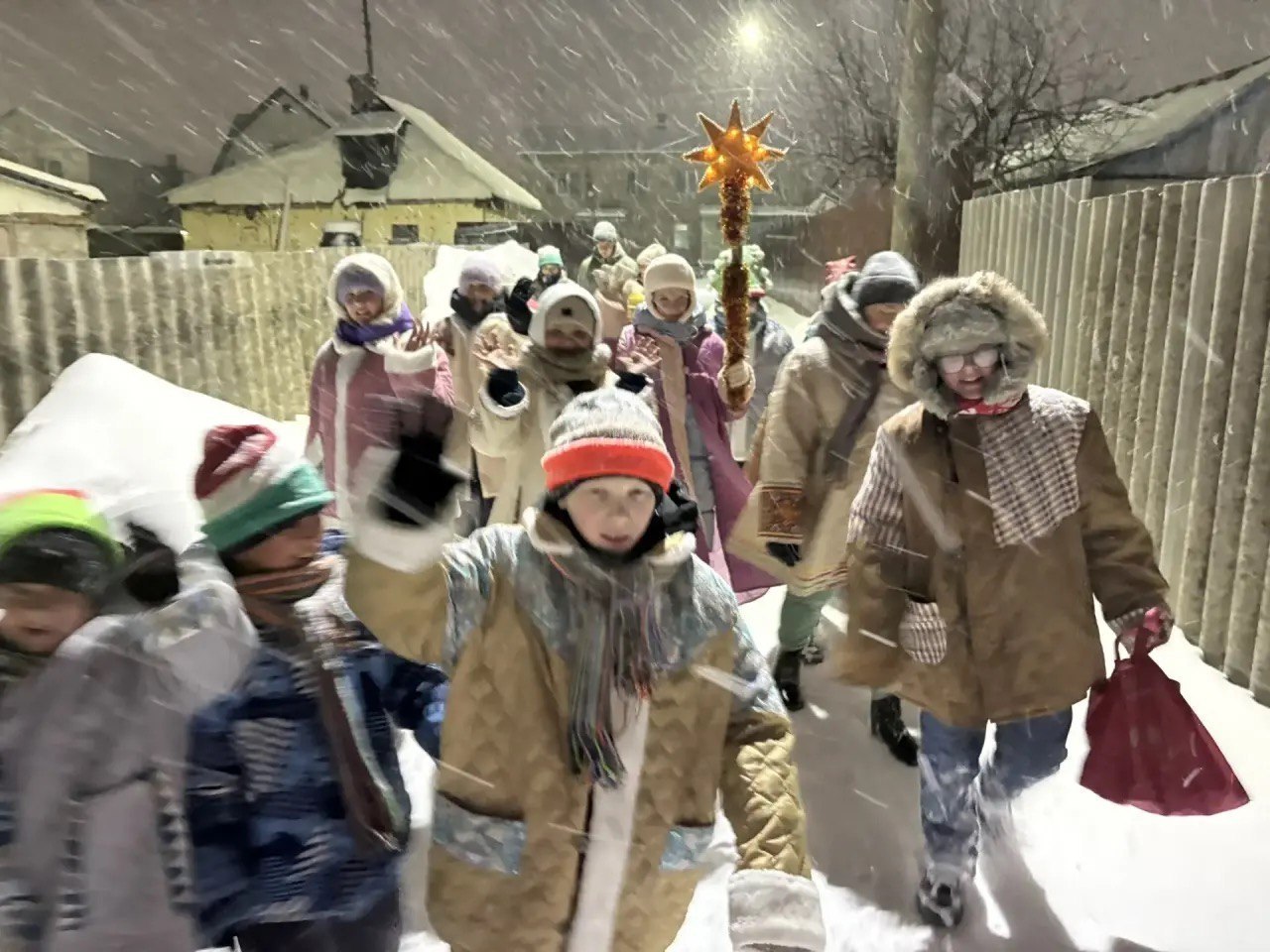 В светлый Рождественский сочельник, соблюдая многолетние традиции , ребята из театральных коллективов Фатежского РДНТ весело и дружно прошли по улицам города с колядками, песнями и танцами В светлый Рождественский сочельник, соблюдая многолетние традиции , ребята из театральных коллективов Фатежского РДНТ весело и дружно прошли по улицам города с колядками, песнями и танцами