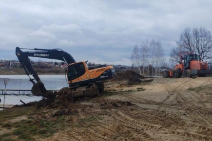 Александр Михайлов: Помимо масштабных дорожных работ в городе, о которых мы обязательно расскажем отдельно, силами Городской коммунальной службы преобразилась любимая зона отдыха горожан — городской пляж