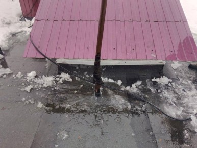 Специалисты устраняют причину протечки в доме на улице Заводской в Курске