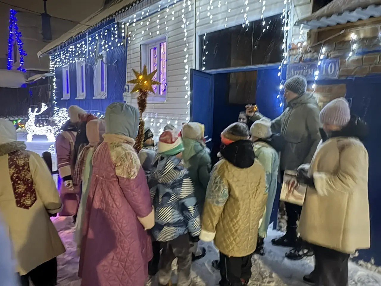 В светлый Рождественский сочельник, соблюдая многолетние традиции , ребята из театральных коллективов Фатежского РДНТ весело и дружно прошли по улицам города с колядками, песнями и танцами В светлый Рождественский сочельник, соблюдая многолетние традиции , ребята из театральных коллективов Фатежского РДНТ весело и дружно прошли по улицам города с колядками, песнями и танцами