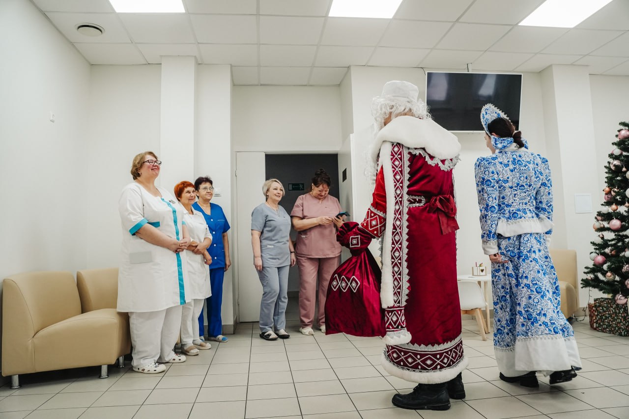 В рамках акции «Российский детский Дед Мороз» активисты регионального и местных отделений «Движения первых» в Курской области поздравляют с праздником тех, кто работал в новогоднюю ночь и продолжает трудиться на благо... В рамках акции «Российский детский Дед Мороз» активисты регионального и местных отделений «Движения первых» в Курской области поздравляют с праздником тех, кто работал в новогоднюю ночь и продолжает трудиться на благо...