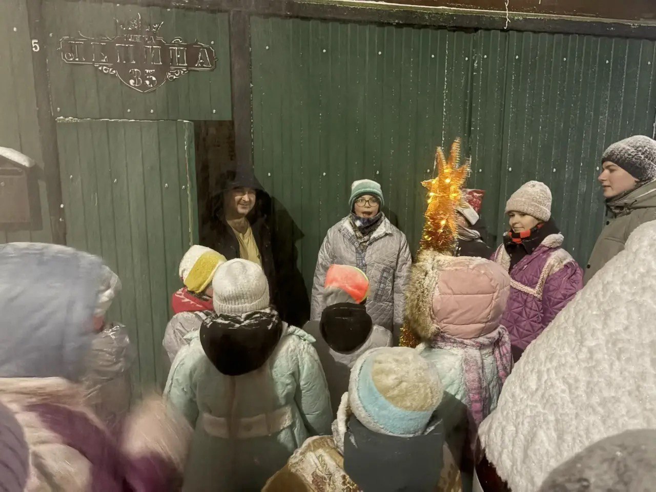 В светлый Рождественский сочельник, соблюдая многолетние традиции , ребята из театральных коллективов Фатежского РДНТ весело и дружно прошли по улицам города с колядками, песнями и танцами В светлый Рождественский сочельник, соблюдая многолетние традиции , ребята из театральных коллективов Фатежского РДНТ весело и дружно прошли по улицам города с колядками, песнями и танцами