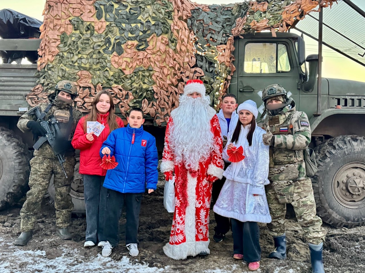 В рамках акции «Российский детский Дед Мороз» активисты регионального и местных отделений «Движения первых» в Курской области поздравляют с праздником тех, кто работал в новогоднюю ночь и продолжает трудиться на благо... В рамках акции «Российский детский Дед Мороз» активисты регионального и местных отделений «Движения первых» в Курской области поздравляют с праздником тех, кто работал в новогоднюю ночь и продолжает трудиться на благо...