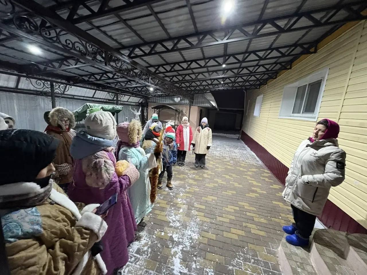 В светлый Рождественский сочельник, соблюдая многолетние традиции , ребята из театральных коллективов Фатежского РДНТ весело и дружно прошли по улицам города с колядками, песнями и танцами В светлый Рождественский сочельник, соблюдая многолетние традиции , ребята из театральных коллективов Фатежского РДНТ весело и дружно прошли по улицам города с колядками, песнями и танцами