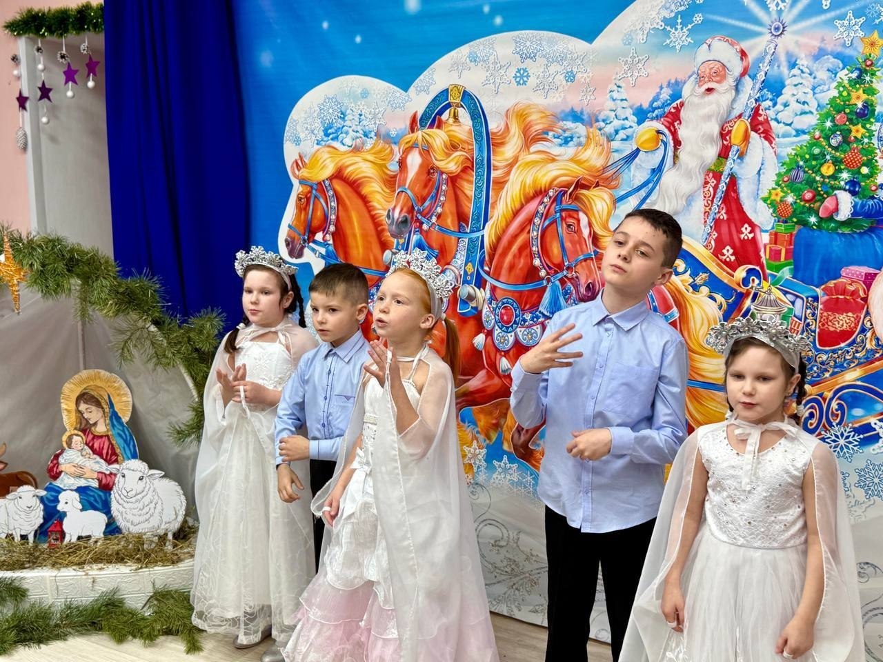 Новогодние праздники – это время волшебства, когда дети погружаются в мир сказочных историй и чудес, наполнены радостью от полученных подарков Новогодние праздники – это время волшебства, когда дети погружаются в мир сказочных историй и чудес, наполнены радостью от полученных подарков