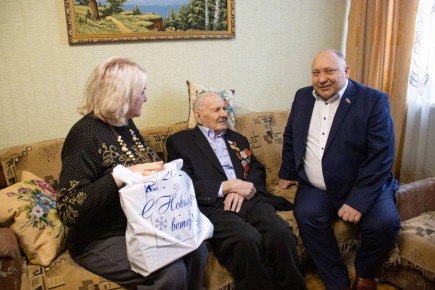 Депутат Курского горсобрания Михаил Лукашов поздравил ветерана с новогодними праздниками