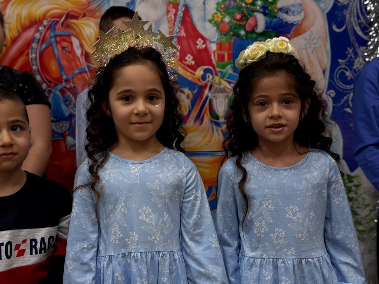 Новогодние праздники – это время волшебства, когда дети погружаются в мир сказочных историй и чудес, наполнены радостью от полученных подарков Новогодние праздники – это время волшебства, когда дети погружаются в мир сказочных историй и чудес, наполнены радостью от полученных подарков