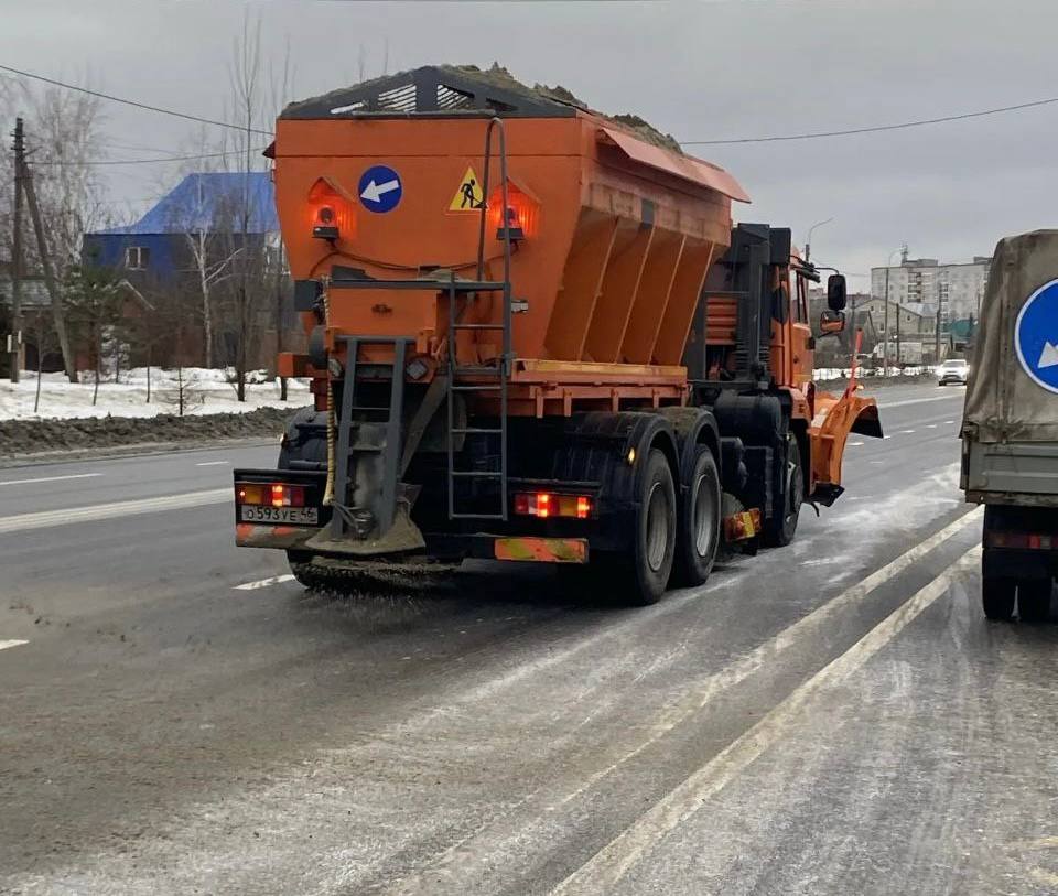 В Курске расчистили проезды и готовят дороги к заморозкам В Курске расчистили проезды и готовят дороги к заморозкам