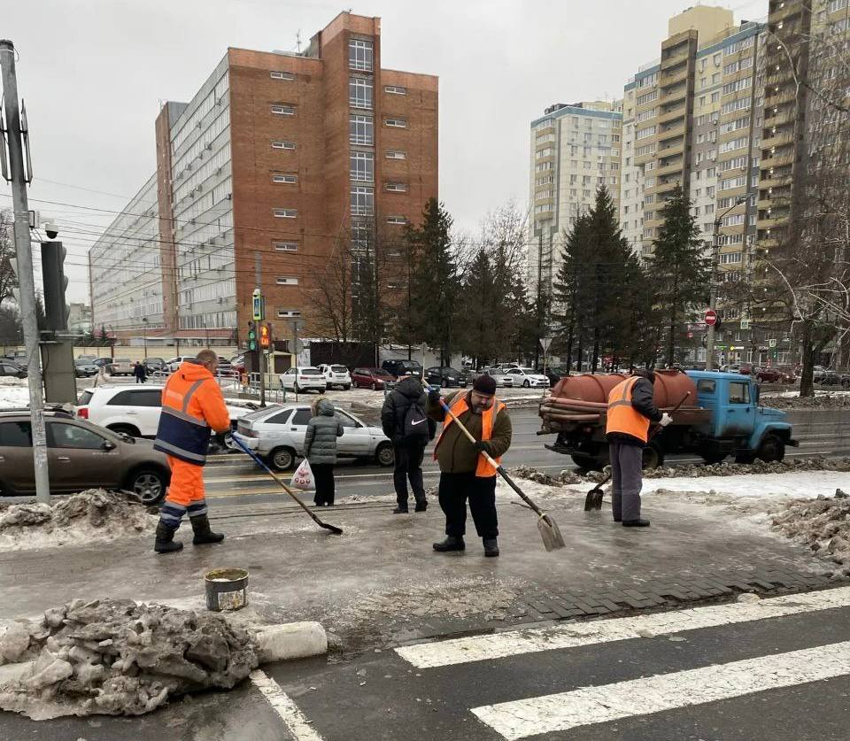 В Курске расчистили проезды и готовят дороги к заморозкам