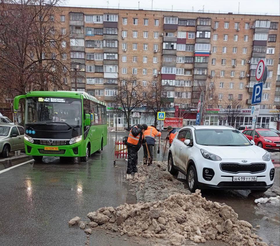 В Курске расчистили проезды и готовят дороги к заморозкам В Курске расчистили проезды и готовят дороги к заморозкам