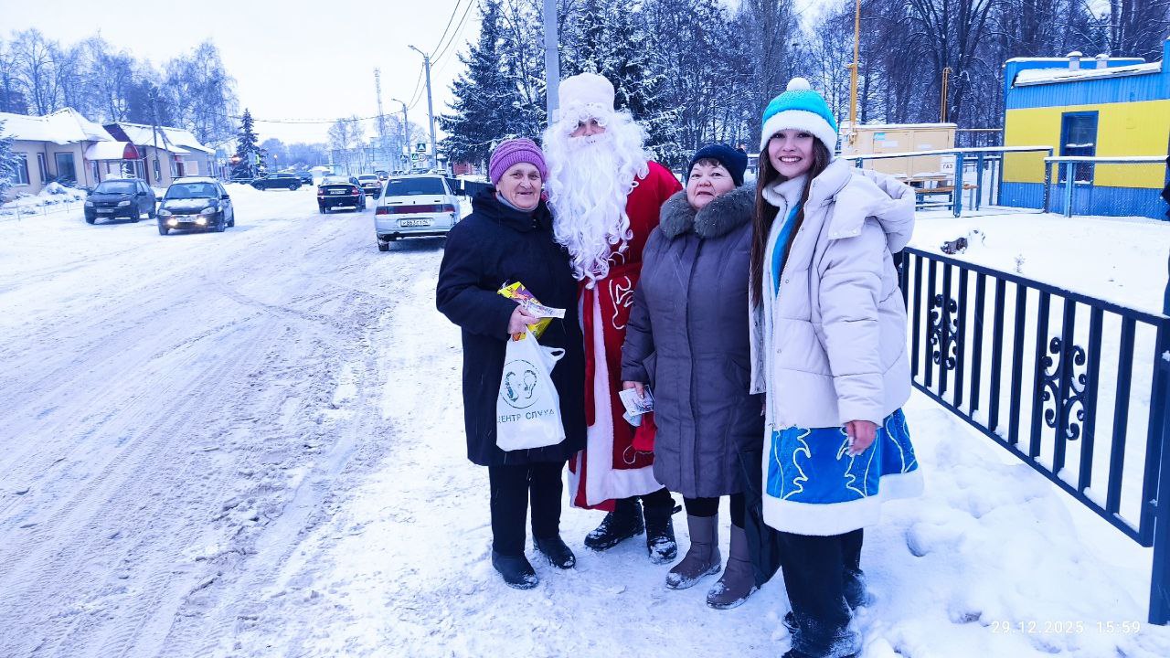 Вот так Российский детский Дед Мороз вместе с активистами местного и первичного отделения Черемисиновской школы, своими наставниками просто поздравили жителей родного района, сотрудников линейной полиции и участника СВО с... Вот так Российский детский Дед Мороз вместе с активистами местного и первичного отделения Черемисиновской школы, своими наставниками просто поздравили жителей родного района, сотрудников линейной полиции и участника СВО с...