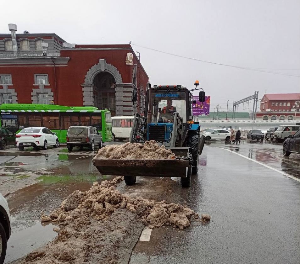 В Курске расчистили проезды и готовят дороги к заморозкам В Курске расчистили проезды и готовят дороги к заморозкам