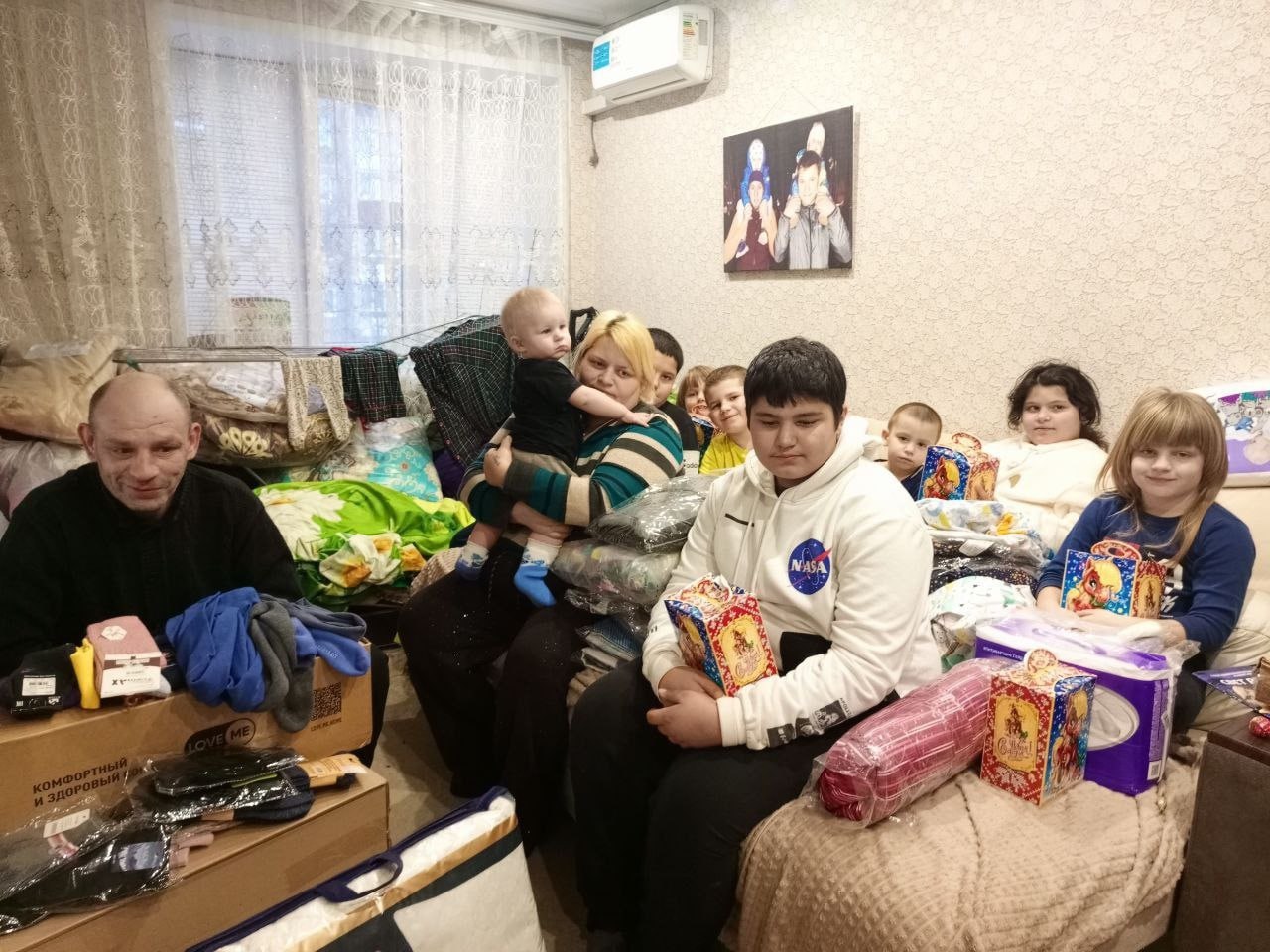 Многодетной семье из сгоревшего дома передали помощь, рассказали в правительстве региона