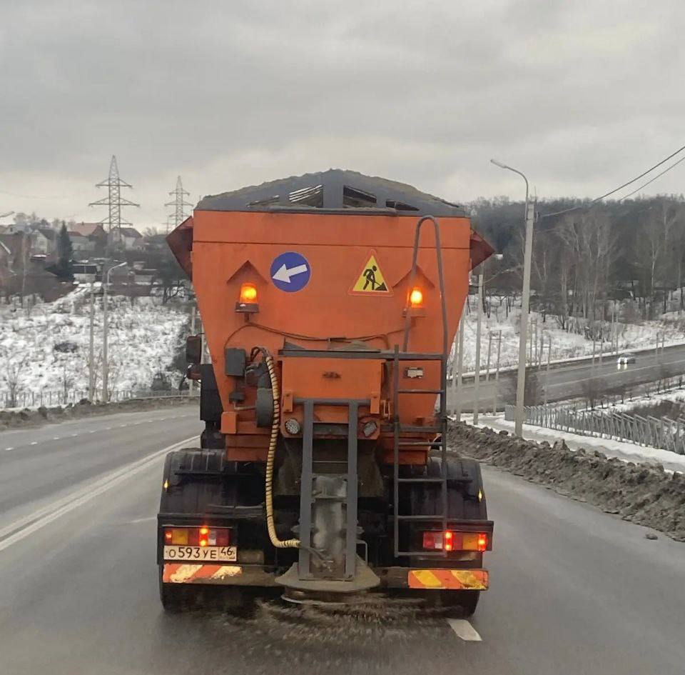 В Курске расчистили проезды и готовят дороги к заморозкам В Курске расчистили проезды и готовят дороги к заморозкам
