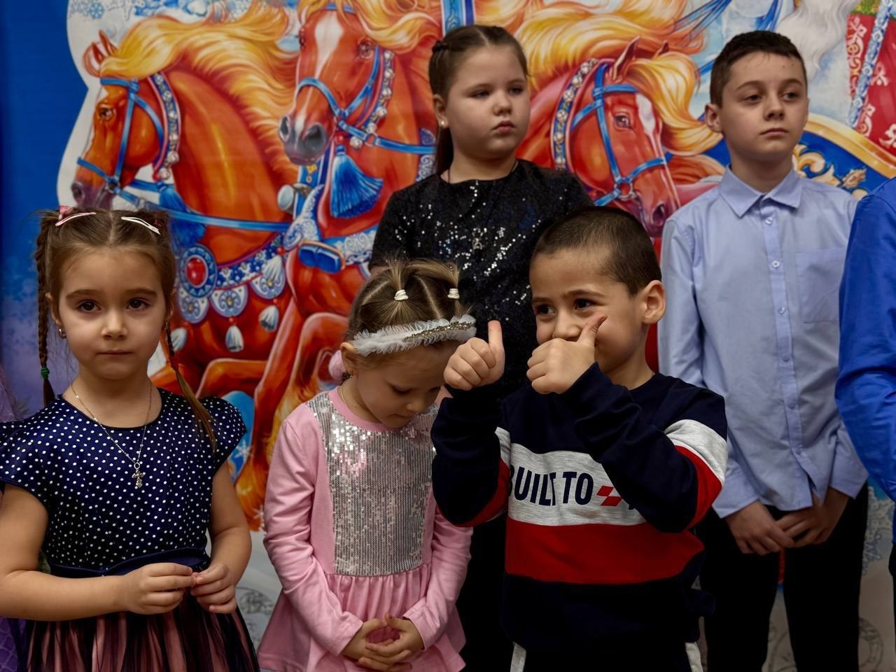 Новогодние праздники – это время волшебства, когда дети погружаются в мир сказочных историй и чудес, наполнены радостью от полученных подарков Новогодние праздники – это время волшебства, когда дети погружаются в мир сказочных историй и чудес, наполнены радостью от полученных подарков