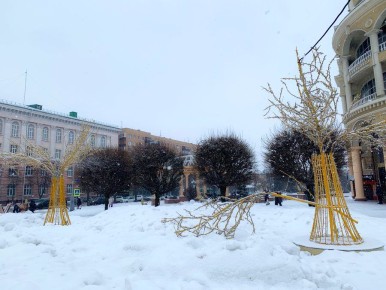 На главной новогодней площади Курске сломалась одна из праздничных инсталляций