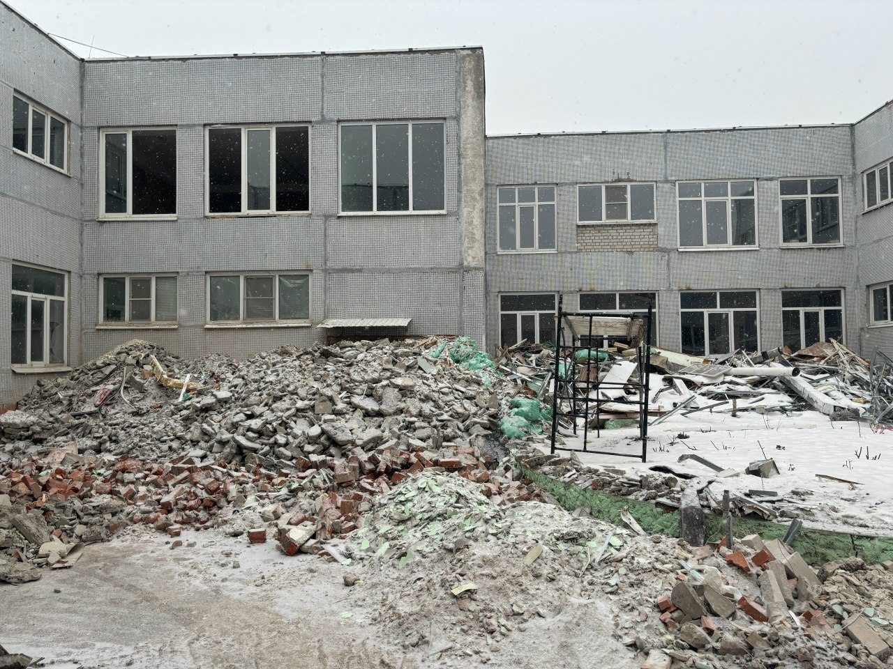 Несмотря на выходные и праздничные дни работы не останавливаются ни на день! Несмотря на выходные и праздничные дни работы не останавливаются ни на день!