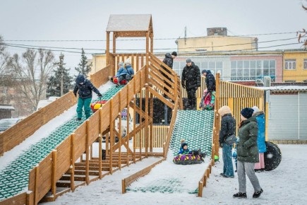 Специалисты городского культурного центра «Лира» устроили для горожан тюбинг с Дедом Морозом