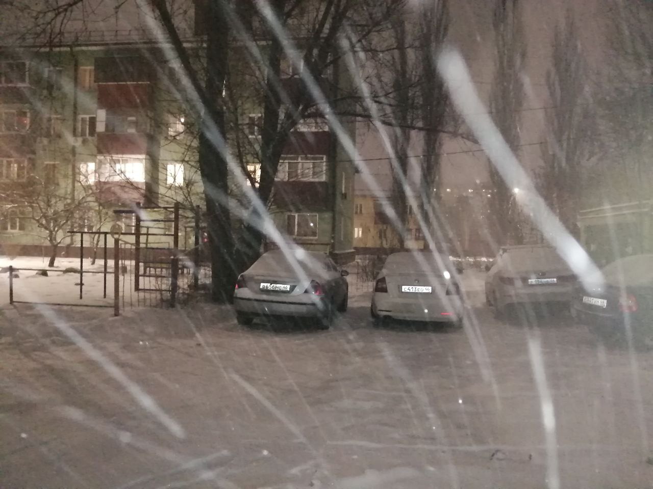 Нам пишут: "Уважаемое «КурскСити»! Прошу опубликовать фото машины человека, который полностью заблокировал единственный проезд к подъездам домов Резиновая, 7 и Белгородская, 12. И это при наличии свободных парковочных мест! " Нам пишут: "Уважаемое «КурскСити»! Прошу опубликовать фото машины человека, который полностью заблокировал единственный проезд к подъездам домов Резиновая, 7 и Белгородская, 12. И это при наличии свободных парковочных мест! "