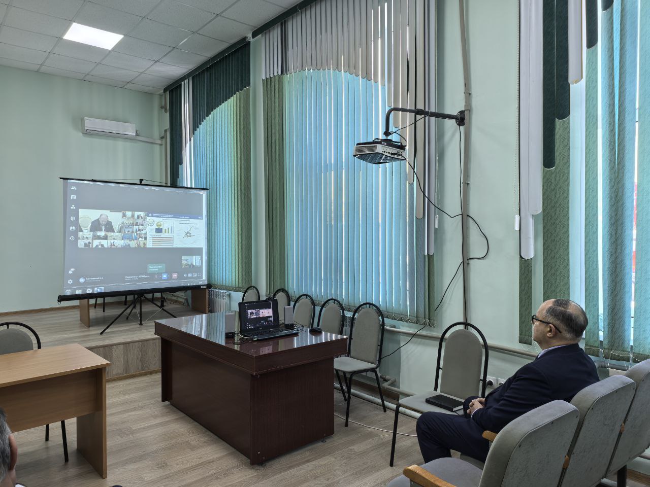 Юрий Астахов: Сегодня вместе с моими заместителями и главами сельских советов принимаю участие в первом в текущем году заседании правительства Курской области Юрий Астахов: Сегодня вместе с моими заместителями и главами сельских советов принимаю участие в первом в текущем году заседании правительства Курской области