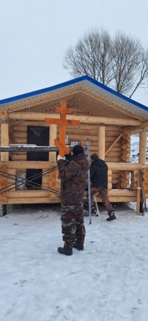 У храма Космы и Дамиана в с. Любач установили Крест на сруб купели!