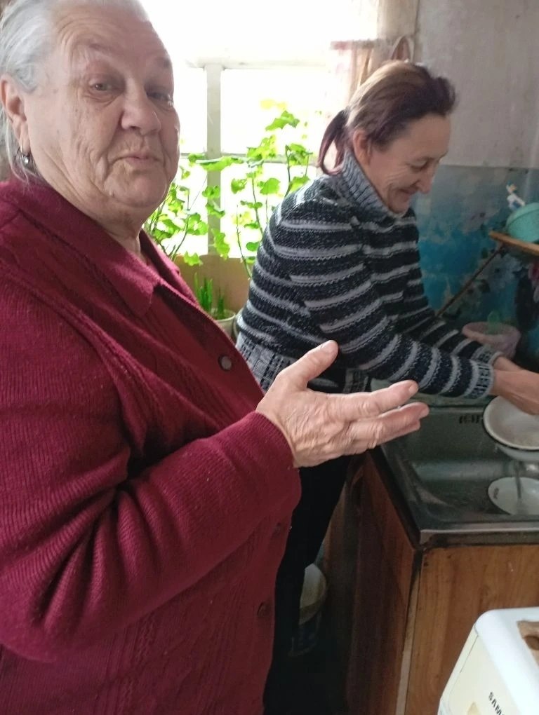 Творить добро - просто!. На протяжении новогодних и рождественских праздников социальные работники комплексного центра социального обслуживания населения Медвенского района не оставили без внимания своих подопечных Творить добро - просто!. На протяжении новогодних и рождественских праздников социальные работники комплексного центра социального обслуживания населения Медвенского района не оставили без внимания своих подопечных