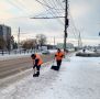 В Курске рабочие продолжают убирать снег