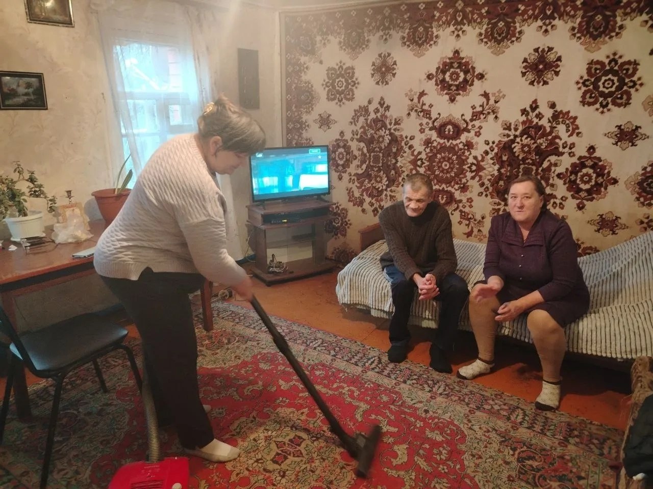 Творить добро - просто!. На протяжении новогодних и рождественских праздников социальные работники комплексного центра социального обслуживания населения Медвенского района не оставили без внимания своих подопечных Творить добро - просто!. На протяжении новогодних и рождественских праздников социальные работники комплексного центра социального обслуживания населения Медвенского района не оставили без внимания своих подопечных