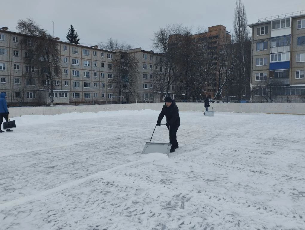 Куряне подготовили к повторной заливке каток у школы №48 Куряне подготовили к повторной заливке каток у школы №48