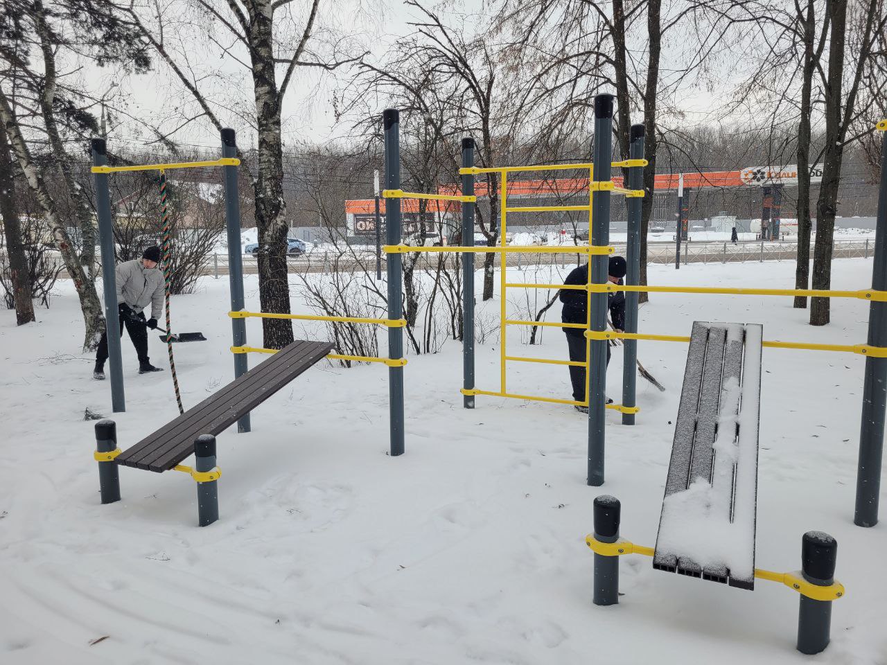 В Курске на расчистку снега вышли сотрудники спортивных школ В Курске на расчистку снега вышли сотрудники спортивных школ