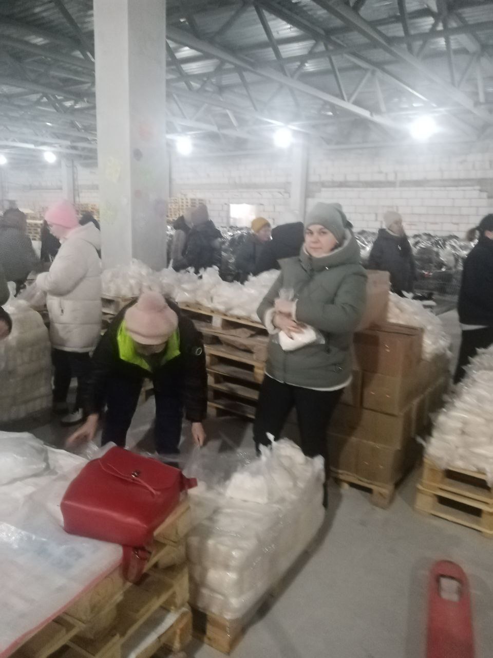 Глава из Курского приграничья позвал жителей волонтерами на складе гумпомощи